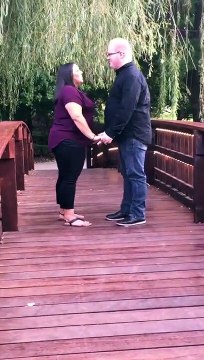 Il demande sa petite-amie en mariage mais perd la bague devant elle