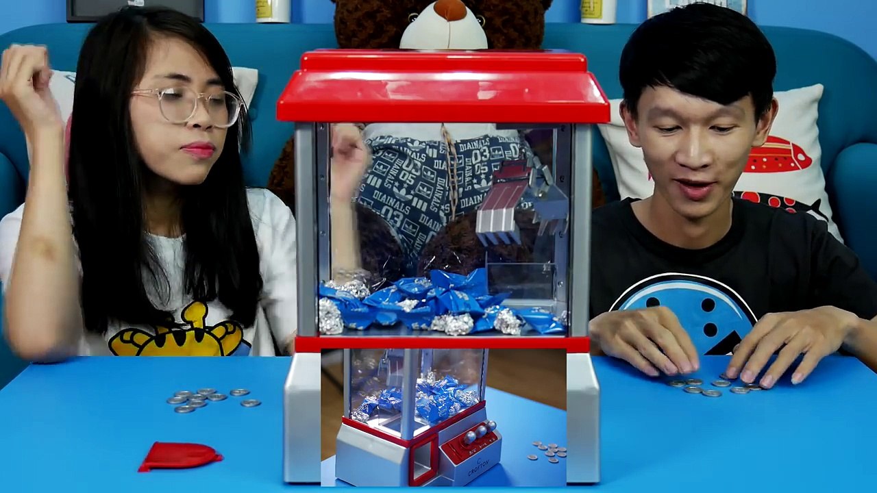 ĐỒ CHƠI MÁY GẮP KẸO MINI - THI GẮP KẸO THÚI VÀ KẸO SIÊU CHUA