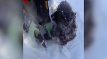 Un homme sauve un chiot coincé dans la neige !