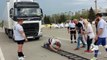 Ce russe tire un camion de 17 tonnes à pieds !!