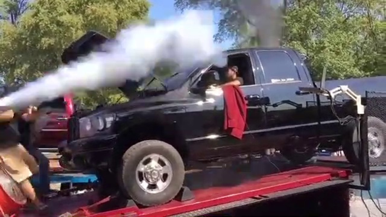 Ce garagiste s'envole avec une bonbonne de Gaz Nitro !! Fast & Furious c'est dangereux..