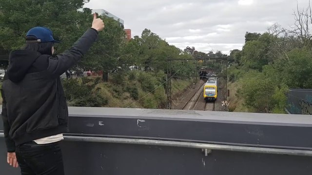 Ce mec fait klaxonner un train et une montgolfière !!