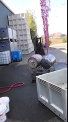 Download Video: Explosion d'un baril de vin rouge lors des vendanges.. Quel gâchis LOL