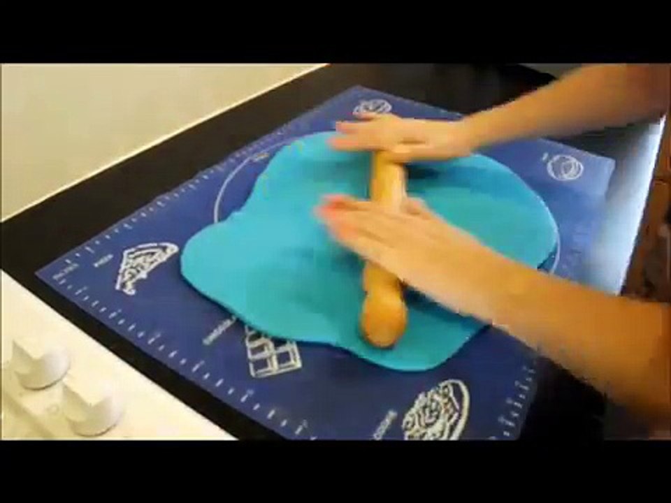 Jak obłożyć tort masa cukrowa?