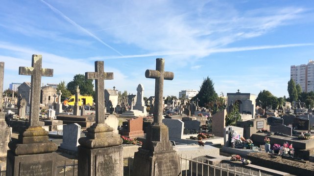 Les allées des cimetières yonnais bitumées.