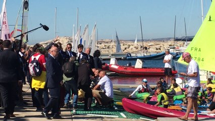 JO 2024 à Marseille : Emmanuel Macron prend un selfie avec les enfants