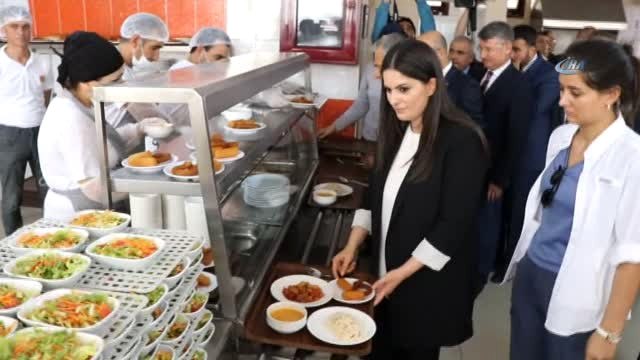 Bakan Sarıeroğlu Yemekhanede Sıraya Girip İşçilerle Yemek Yedi