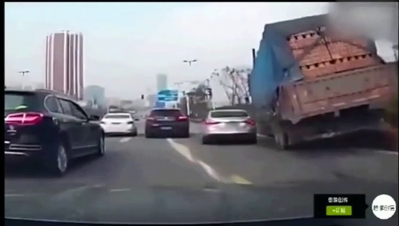 Ce camion perd des tonnes de briques sur une voiture en plein virage... Douloureux !