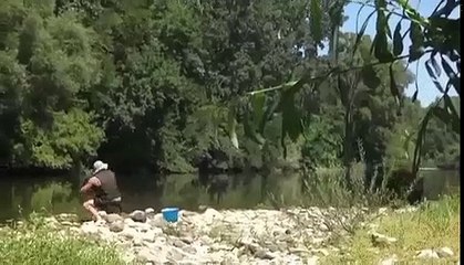 Il s'amuse à foutre la trouille à des inconnus avec un costume d'ours