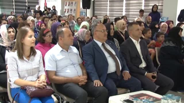 Ümraniye'de Meslek Edindirme Kursları Öğrencileri Sertifikalarını Aldı