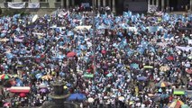 Miles reclaman en Guatemala renuncia de presidente