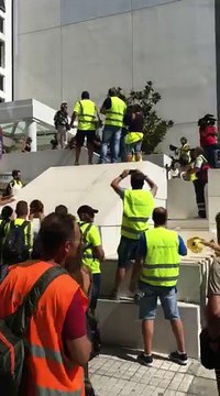 Οι μεταλλωρύχοι εξω απο τα γραφεία