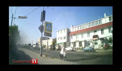 Dikkatsiz kadın ve torununa motosiklet çarptı