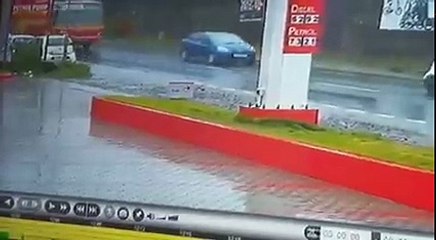 Inde: Cette Mercedes n'aurait pas du couper la route de ce bus