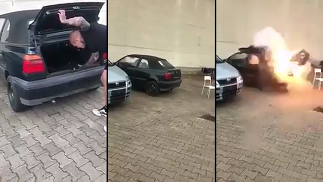 Cet abruti met un gros pétard dans le coffre de sa golf