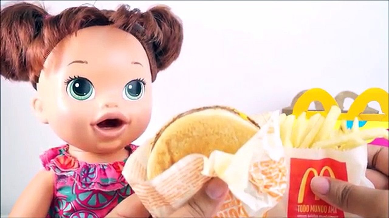 BABY ALIVE Come Lanchinho e fica com Dor de Barriga Minha Boneca Bela Fez Cocô Gigante