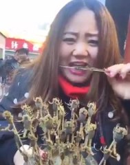 একের পর এক জ্যান্ত বিচ্ছু খেয়ে ফেলছেন এই সুন্দরী!