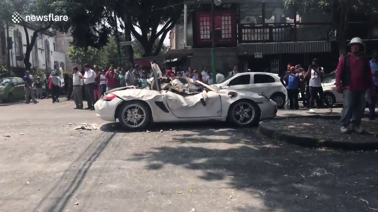 Même cette Porsche n'a pas résisté au tremblement de terre à Mexico !