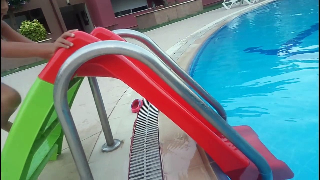 Havuzda kaydıraktan kaydık hello kitty jetski ve deniz yatağı le oynadık ve sualtı çekimi eğlenceli