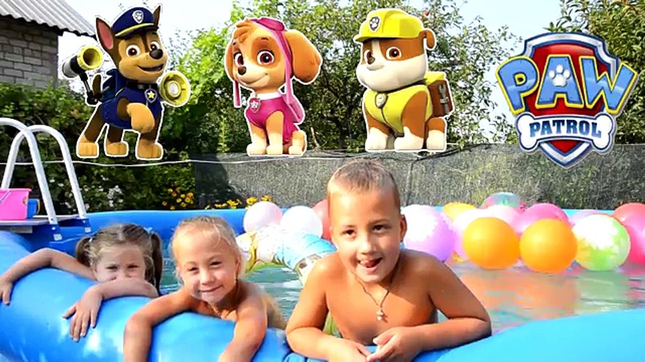 En las bolas con el cielo cachorro de rescate patrulla piscina con tobogán sorpresas piscina desde una enorme bola