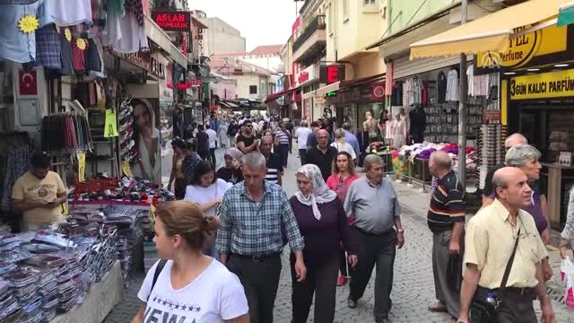 Tarihi Kemeraltı Çarşısı Esnafı Çöken Yola Halı Serdi
