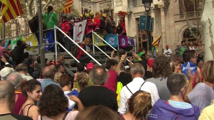 Concentración ante el TSJC al grito de "Votarem"