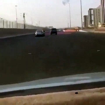 Il essaye de frapper un automobiliste en plein route en sortant de le fenêtre d'une voiture !