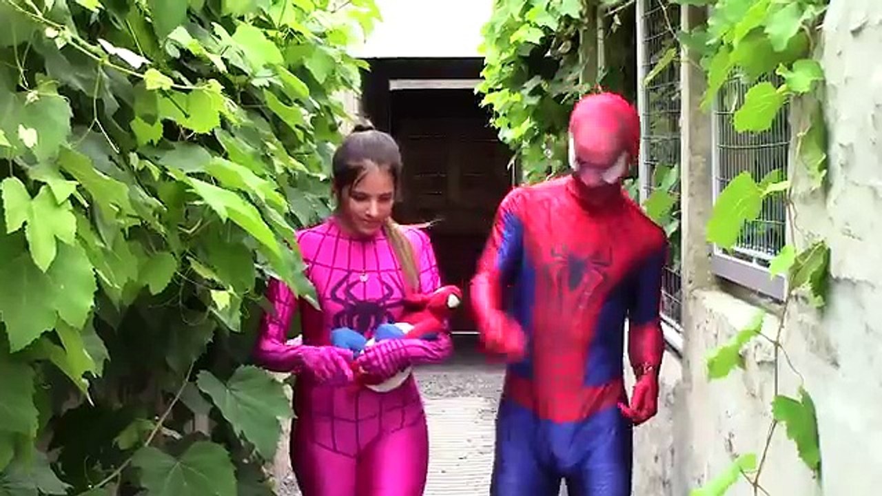 Frozen Elsa Spidergirl Babies Doll Poops and Pees Diaper Change Spiderman In Real Life