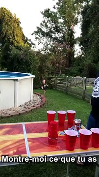 Un enfant court avec un couteau