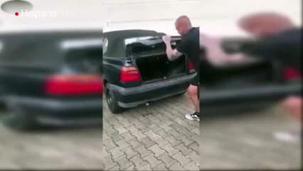 Destrozó su auto al colocar un petardo en el maletero