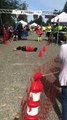 Une marathonienne terrassé par crampe doit rouler pour franchir la ligne d'arrivée