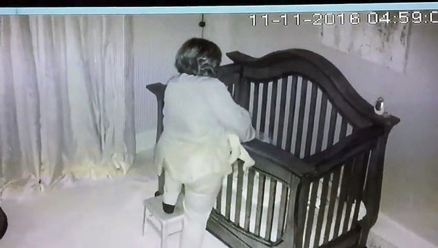 Cette grand-mère va tomber dans le berceau de sa petite fille...