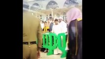 Kabe imamin Kabeye gelisi. Müezzin Metin Demirtas. Sheikh Saud Al Shuraim. Imam Masjid Al Haram Sheikh Saud Al Shuraim. Imam Makkah Sheikh Shuraim. Kamet nasil okunmali? Harameyn usulü kamet. Iqamat. Kabe müezzini taklidi - Sheik Ali Mullah. Essam Bukhari