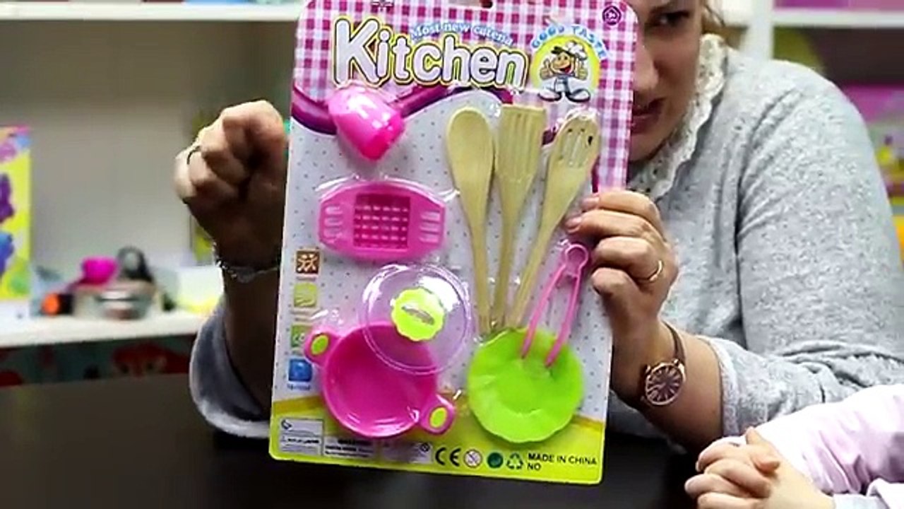 LE PICCOLE CUOCHE, giochi per bambine, giochiamo in cucina e cantiamo il cuoco pasticcione!