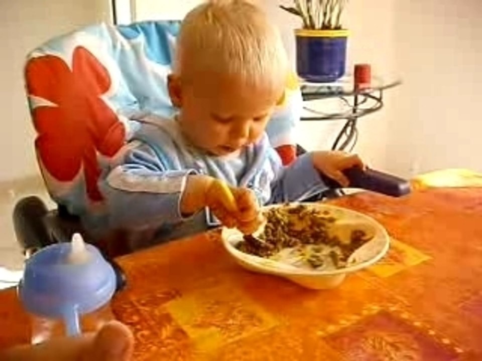 Léo mange
