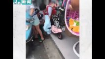 Người phụ nữ đang chạy xe trên đường thì trở dạ và được đỡ đẻ ngay trên chiếc xe tay ga màu xanh.