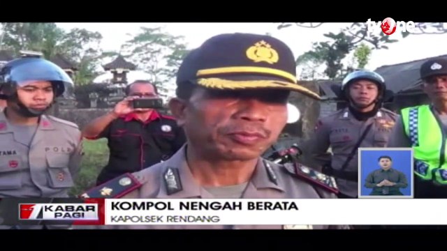 Petugas Patroli Pemukiman Warga di Sekitar Gunung Agung