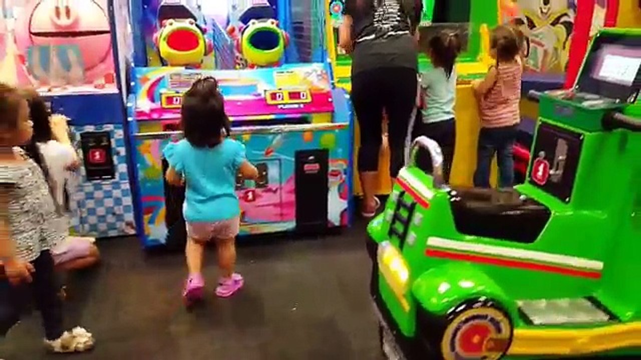 Kids Arcade Games, Plastic Balls Game, Splash the Ducks Game, Chuck E Cheeses - ZMTW