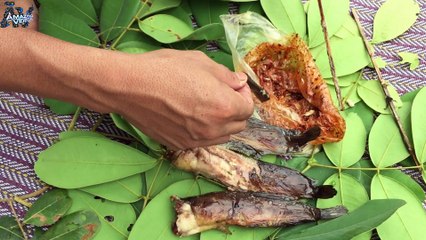 Creative Boy Use Palm leaves To Make Trap- Eel And Fish - Important----- Palm leaves For Fishing