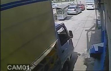 Çilingir Çağırıp, Hamal Tutarak Depoyu Soydular