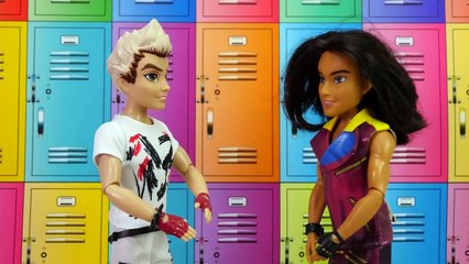 Mals Head is Found by Jay & Carlos from Descendants. DisneyToysFan.