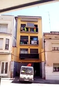 Mala idea : mover un sofá de un balcón a otro