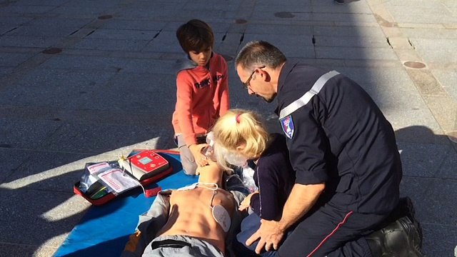 Les pompiers enseignent les gestes de premiers secours