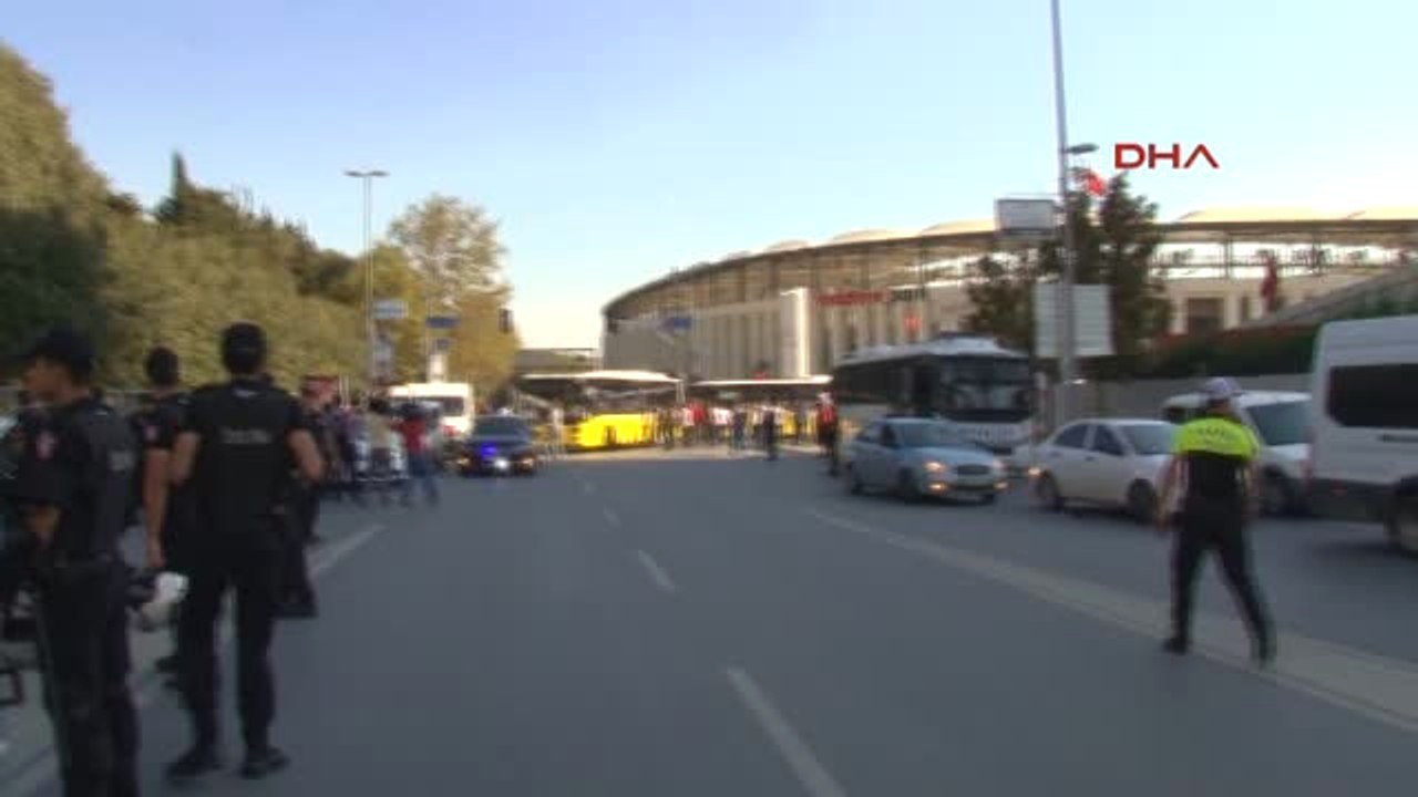 Beşiktaş Taraftarı Kadıköy'e Doğru Otobüslerle Hareket Etti