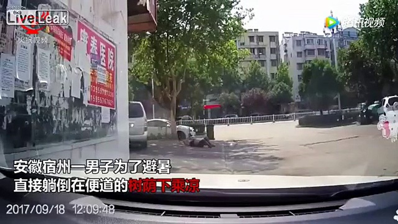 Il bronze allongé sur la route et se fait rouler dessus par un VAN en Chine !!