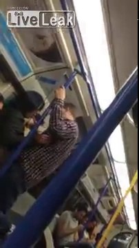 Elle lui avale le doigt devant tout le monde dans le métro à Londres !