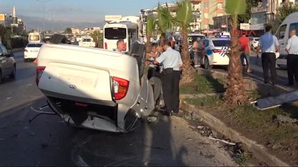 Antalya Aşırı Hızlı Otomobil, Tur Midibüsüyle Çarpıştı 1 Ölü
