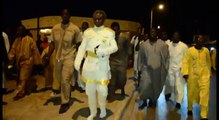 Ziar inédit de Serigne Modou KARA en position agenouillée faisant le tour de la mosquée de Touba