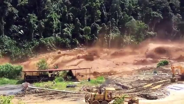 Un chantier se fait inonder suite à la rupture d'un barrage