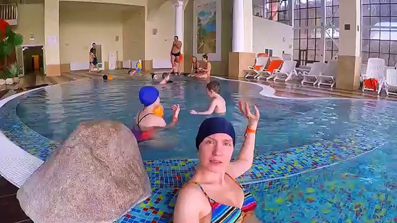 Вредные детки чуть не утопили маму в аквапарке Bad baby толкнули в бассейн Затащили на горку